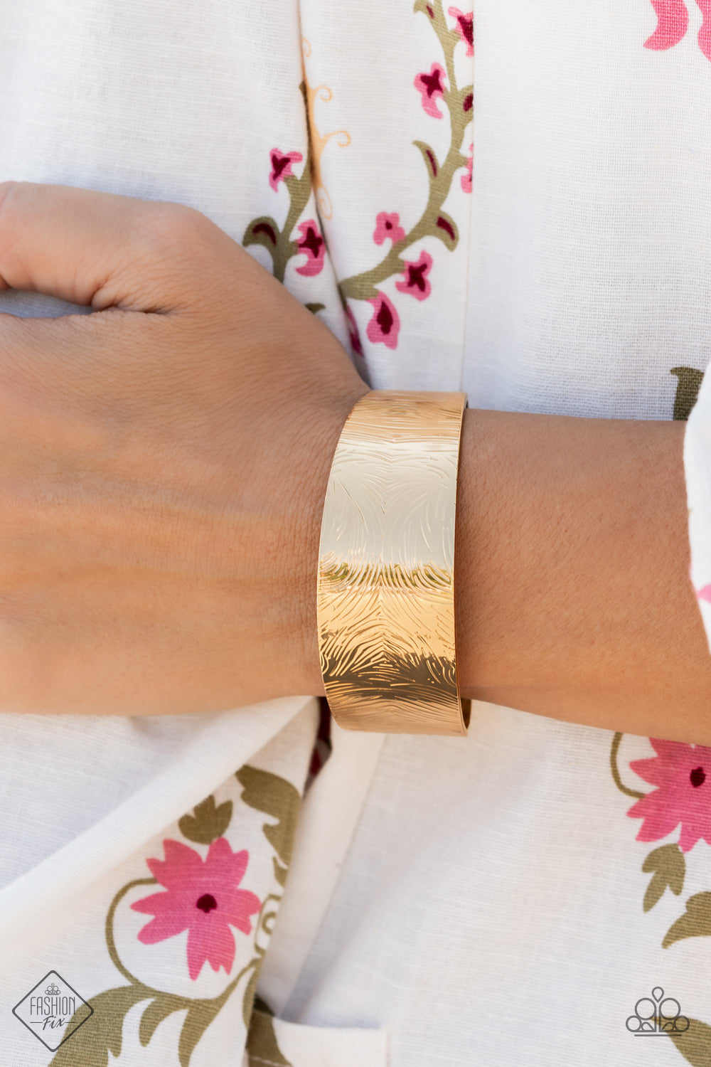 Coolly Curved - Gold Paparazzi Bracelet