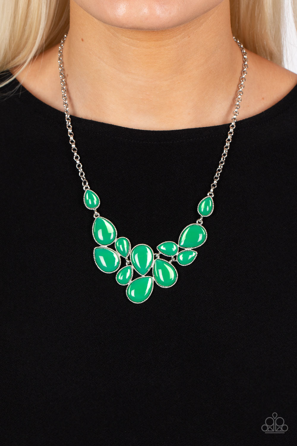 Keeps GLOWING and GLOWING - Green Paparazzi Necklace